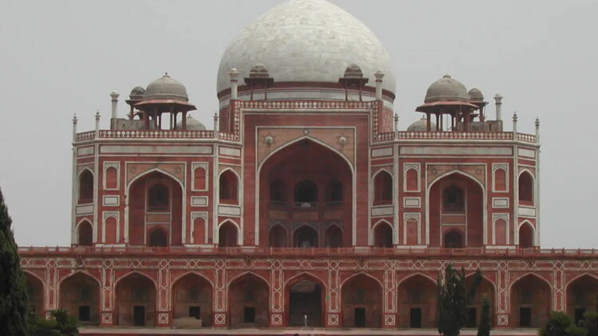Witness_the_grandeur_of_Humayun_s_Tomb_with_TravelTaxi_s_guided_tours_in_Delhi_a_UNESCO_World_Heritage_Site.