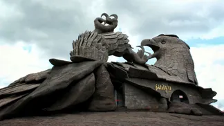 Discover_the_cascading_beauty_of_Athirappilly_Falls_with_TravelTaxi_s_guided_tours_in_Kerala_s_scenic_gem.