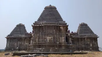 Trikutalayam_Temple__Nagunur__Telangana_India_-_4_1_.jpg