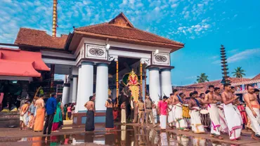 Pambady_Rajan_carrying_Idol_of_vaikom_mahadeva_temple_1_.jpg