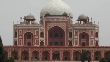 Witness_the_grandeur_of_Humayun_s_Tomb_with_TravelTaxi_s_guided_tours_in_Delhi_a_UNESCO_World_Heritage_Site.