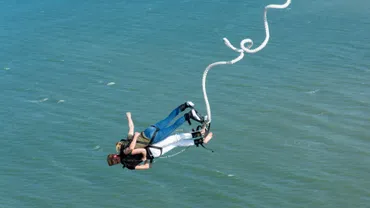free-photo-of-two-people-bungee-jumping-over-the-sea_1_.jpeg