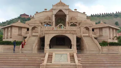 Visit_the_sacred_Ajmer_Sharif_Dargah_with_TravelTaxi_-_The_revered_tomb_of_Sufi_Saint_Moinuddin_Chishti_drawing_pilgrims.