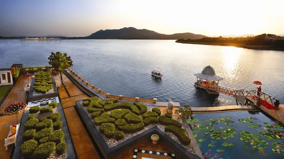 Discover_Udaipur_s_iconic_splendor_with_TravelTaxi_-_The_majestic_City_Palace.