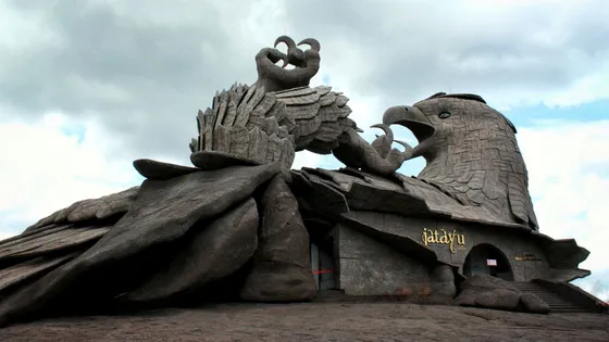 Discover_the_cascading_beauty_of_Athirappilly_Falls_with_TravelTaxi_s_guided_tours_in_Kerala_s_scenic_gem.