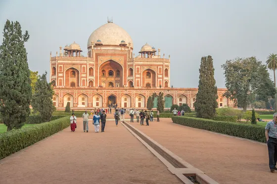 Discover_the_iconic_Red_Fort_with_TravelTaxi_for_a_captivating_journey_through_Delhi_s_Mughal_heritage.