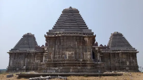 Trikutalayam_Temple__Nagunur__Telangana_India_-_4_1_.jpg