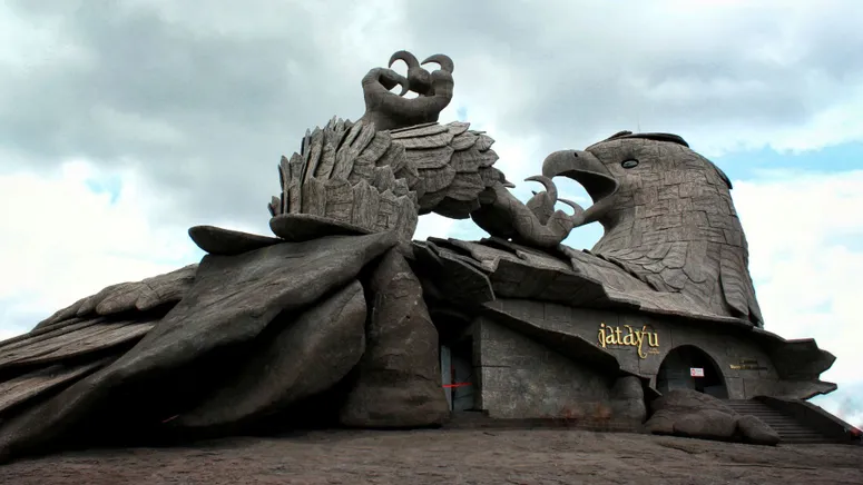 Discover_the_cascading_beauty_of_Athirappilly_Falls_with_TravelTaxi_s_guided_tours_in_Kerala_s_scenic_gem.