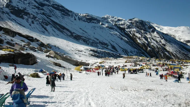 Discover_the_enchanting_beauty_of_Shimla_with_TravelTaxi_for_an_unforgettable_Himalayan_escapade.