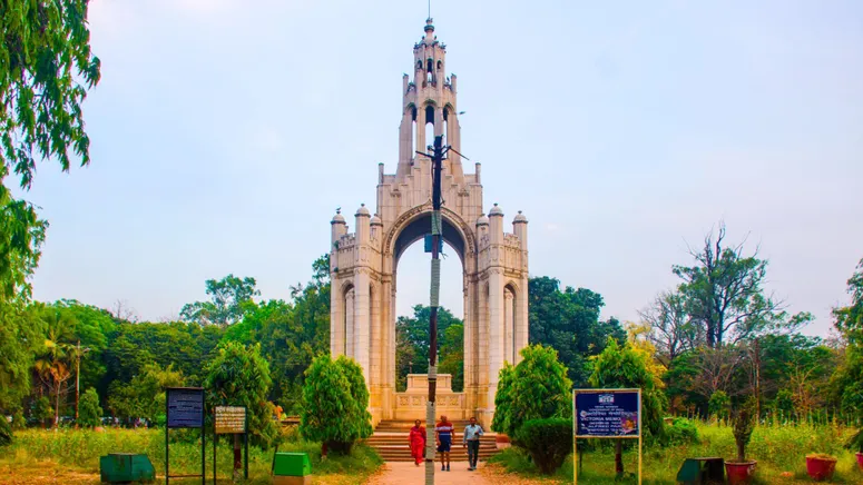 Discover the spiritual significance of Triveni Sangam with TravelTaxi's guided tours in Prayagraj, Uttar Pradesh.