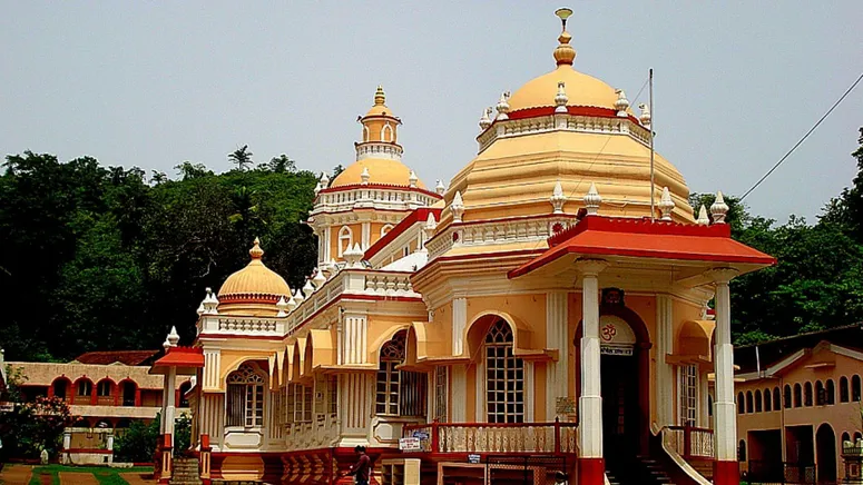 Shri_Mangeshi_Temple__Goa_1_.jpg