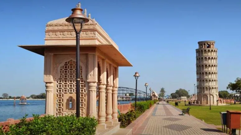 Witness_the_mesmerizing_beauty_of_Chambal_River_Sanctuary_near_Kota_with_TravelTaxi_-_A_haven_for_wildlife_enthusiasts.