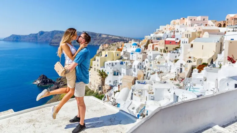 europe-best-honeymoon-destinations-santorini-greece_1_.jpg
