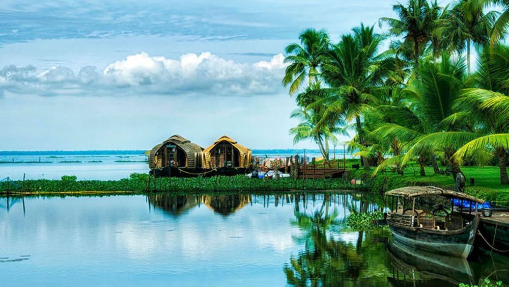 4 Days Kerala Getaway from Bangalore: Backwaters & Beach Bliss