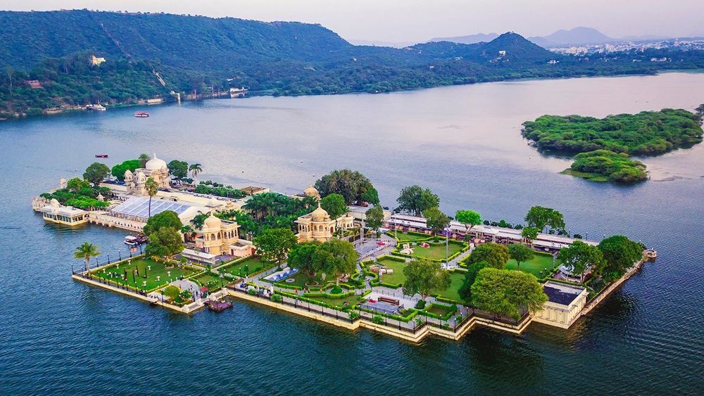 Boat crossing Lake Pichola toward Jagmandir during a private Udaipur city tour