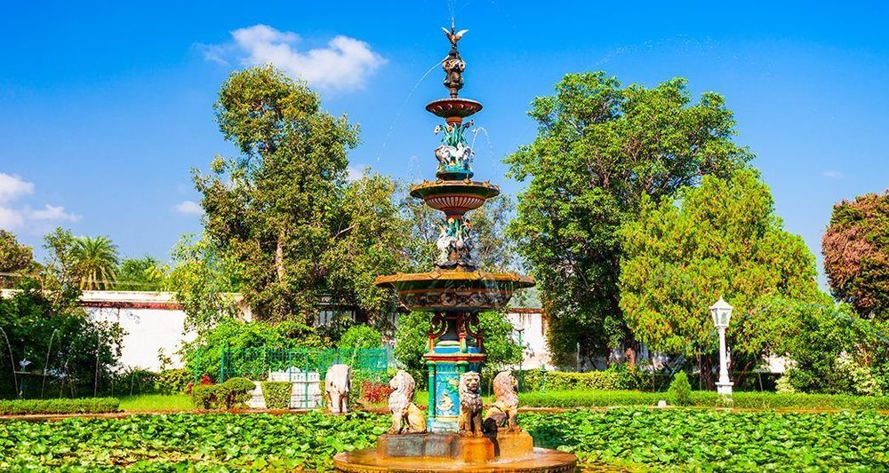 Fountains and garden paths at Saheliyon Ki Bari during an Udaipur sightseeing tour