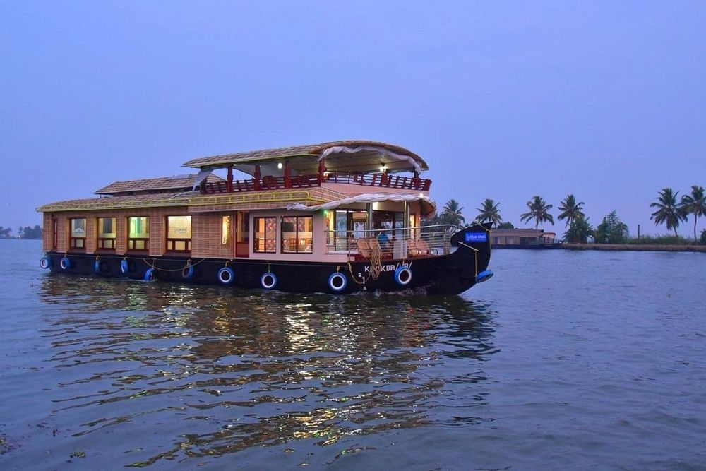 Kochi Backwater Boat Cruise – Village Lunch & Punting Ride
