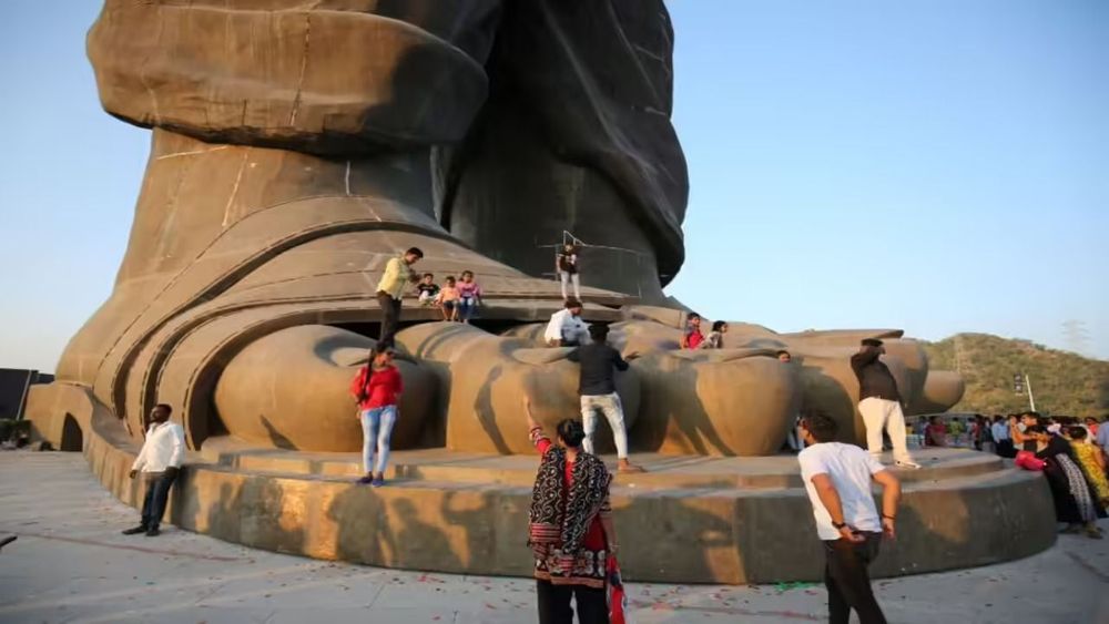 Storyteller guide assisting travelers during a Statue of Unity day tour