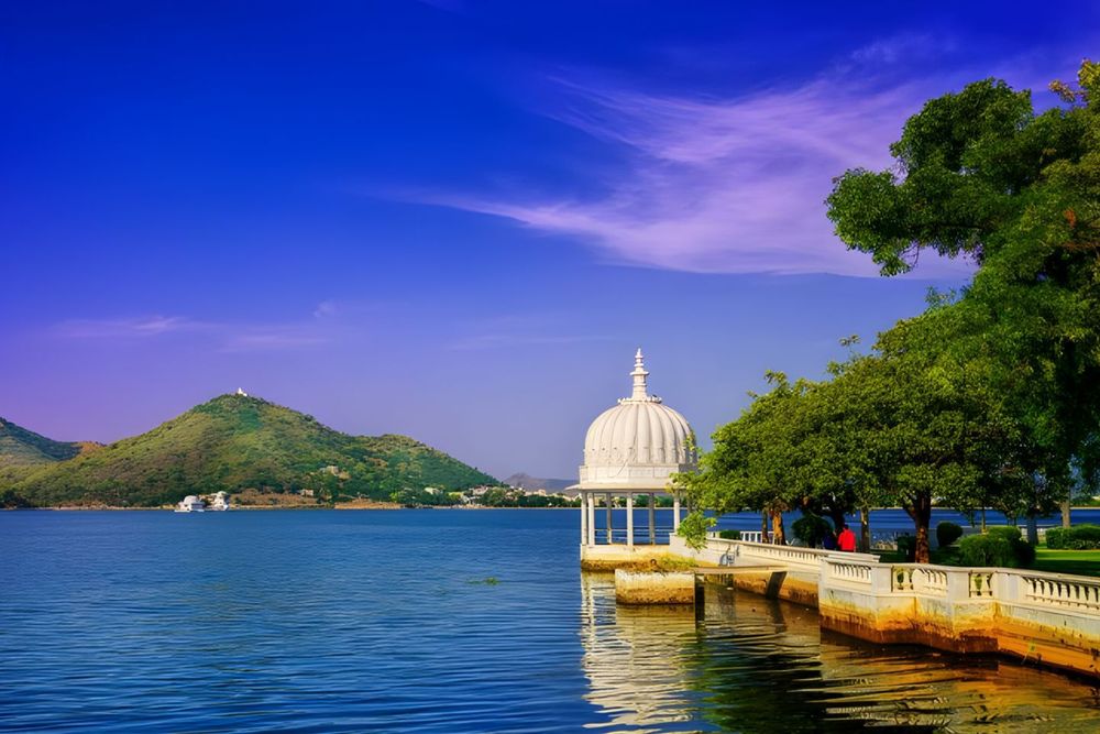 Travelers enjoying Fateh Sagar Lake views during a private full-day Udaipur tour