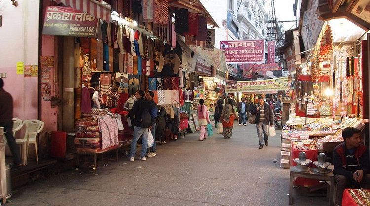 Travelers walking through Moti Bazaar during a private Haridwar cultural tour