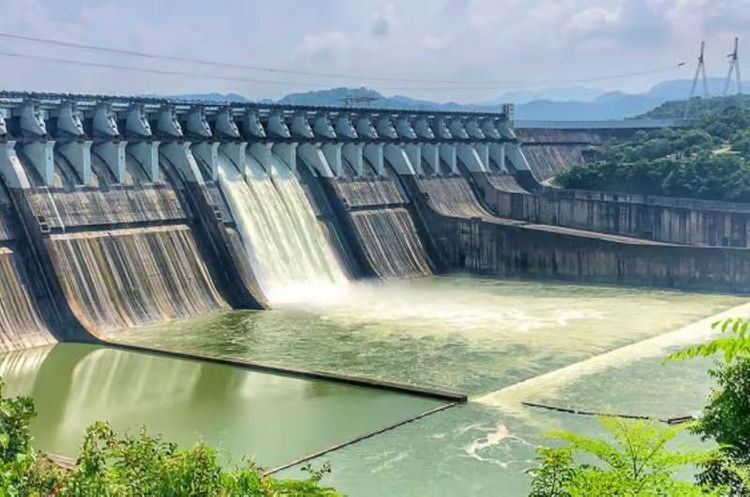 Travelers viewing Sardar Sarovar Dam during a private tour from Ahmedabad
