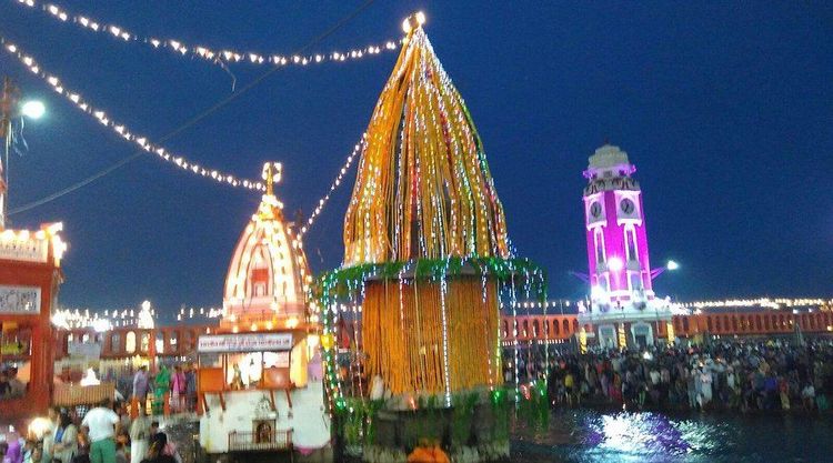 Travelers visiting Har Ki Pauri during a private Haridwar day tour by car