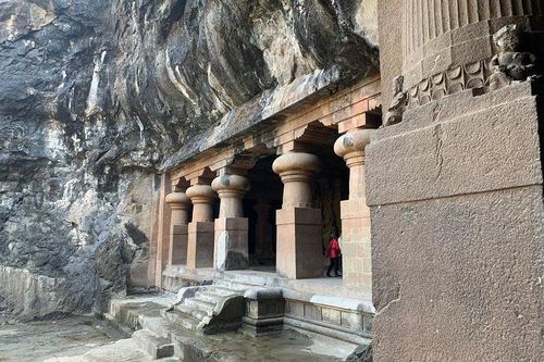 Travelers arriving on Elephanta Island before a guided visit to the cave complex