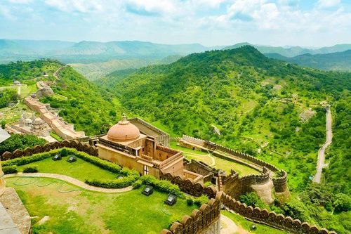 Guide explaining Kumbhalgarh Fort to travelers during a private tour from Udaipur